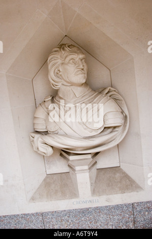 Busto di Oliver Cromwell fuori la Guildhall Art Gallery, City of London GB UK Foto Stock