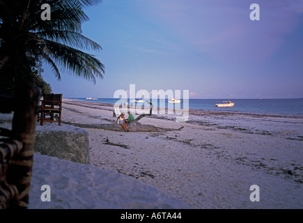 AFRICA KENYA Diani Beach Resort giovane sulla spiaggia dell'Oceano Indiano al tramonto Foto Stock