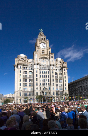 Il Royal Liver Building con il suo fegato Gli uccelli sulla parte superiore forma una delle tre Grazie di Liverpool Foto Stock