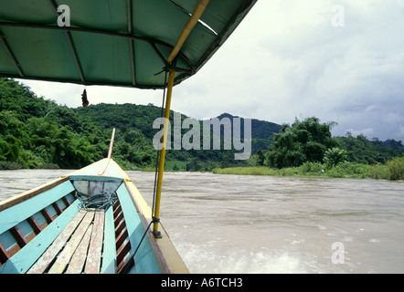 Vista dalla barca dalla lunga coda sulla Mae Nam Kok fiume viaggiando tra Chiang Rai e Tha Ton a nord della Thailandia Foto Stock