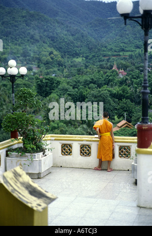 Monaco buddista guardando alla campagna circostante da Wat Tha Ton nella provincia di Chiang Rai Thailandia Foto Stock