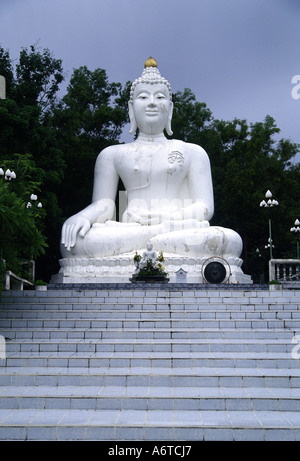Il gigante bianco idolo di Buddha che si affaccia Tha Ton, provincia di Chiang Rai Thailandia Foto Stock