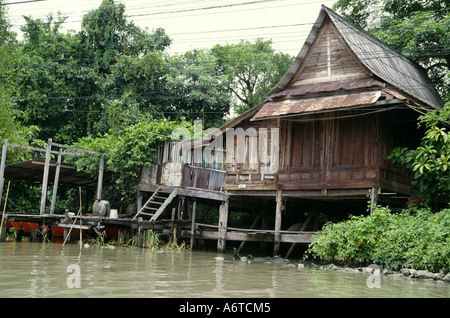 Tradizionale casa in legno su palafitte visto nel Klongs Bangkok in Thailandia Foto Stock