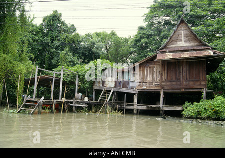 Tradizionale casa in legno su palafitte visto nel Klongs Bangkok in Thailandia Foto Stock