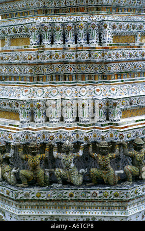 Dettaglio delle elaborate decorazioni in ceramica di Wat Arun Bangkok in Thailandia Foto Stock