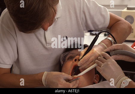 Ragazzo giovane a dentisti Foto Stock