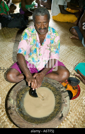 Un Kava cerimonia potabile in capi capanna di Navala Village, Isole Figi Foto Stock