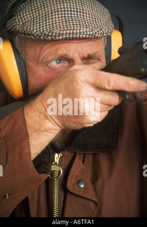 Uomo che ha di mira una pistola Foto Stock