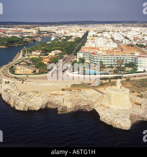 Vista aerea - guardando a nord-est oltre il castello del XVII secolo e di San Nicolas, Ciutadella / Ciudadella, Minorca / Minorca. Foto Stock