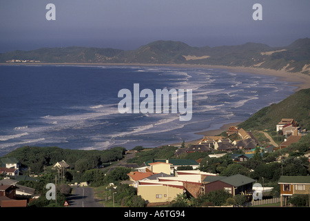Africa, Sud Africa, Garden Route, Brenton su, mare, case di vacanza e vista città costiere; scenic Foto Stock