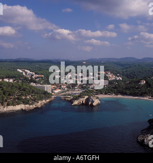 Vista aerea - Cala Galdana bay e resort - sud ovest / Menorca Minorca, Isole Baleari, Spagna. Xx Settembre 2006. Foto Stock