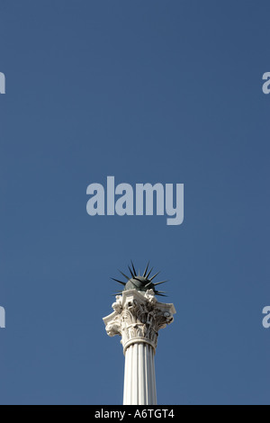 Chiodi di metallo su una colonna di pietra con un cielo blu in background Foto Stock