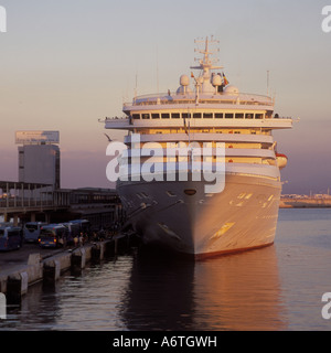 P e o nave da crociera "Artemis" sulla banchina a tardo pomeriggio nel porto di Palma di Maiorca, isole Baleari, Spagna. Undicesimo mese di novembre Foto Stock