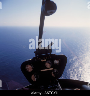 Vista da un 2 uomo Robinson R22 elicottero durante la traversata di un mare spagnole nelle Isole Baleari. Xx Settembre 2006. Foto Stock