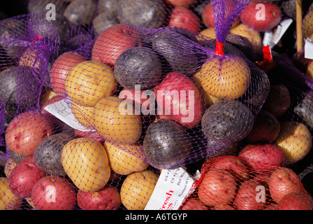 "Organico di patate, viola, rosso, giallo, " mercato di agricoltori', California' Foto Stock