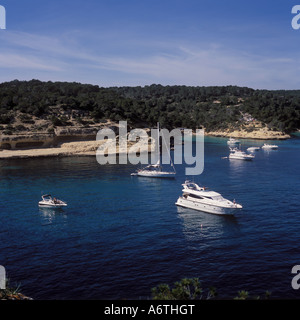 In scena con imbarcazioni da diporto nella baia / ancoraggio di portali Vells, Calvia sud ovest di Maiorca, isole Baleari, Spagna. 26 marzo Foto Stock