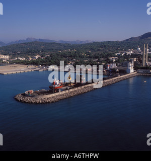 Immagine aerea - Bulk Carrier di carbone "Playa de Alcudia' di scarico del carbone sull'importazione di carbone quay con il contenitore e carg generale Foto Stock