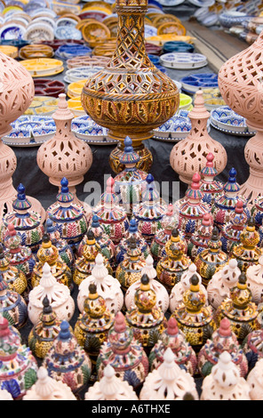 Ceramiche decorate nel mercato tunisino posto a Houmt Souk Gerba Tunisia Foto Stock