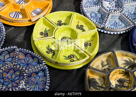 Ceramiche decorate nel mercato tunisino a Houmt Souk Gerba Tunisia Foto Stock