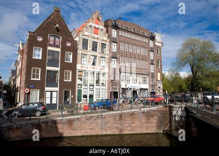 Edifici di Amsterdam che si affaccia sul canale Foto Stock