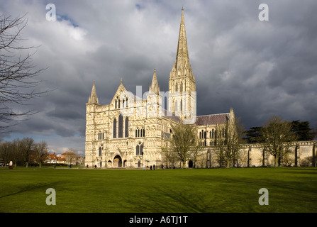 La Cattedrale di Salisbury contro un cielo tempestoso Foto Stock