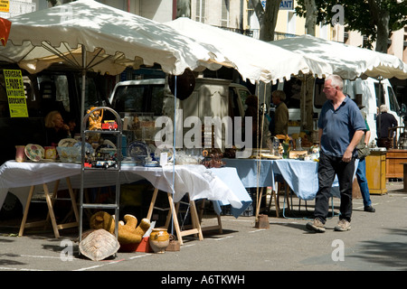 Mercato di antiquariato in Place Gambetta Bergerac Dordogne Francia Europa Foto Stock