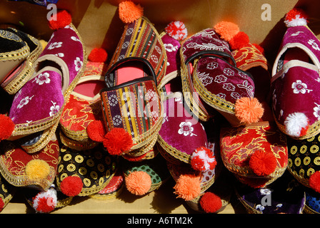 Indumenti tradizionali presso un negozio di souvenir a Antalya, Turchia Foto Stock