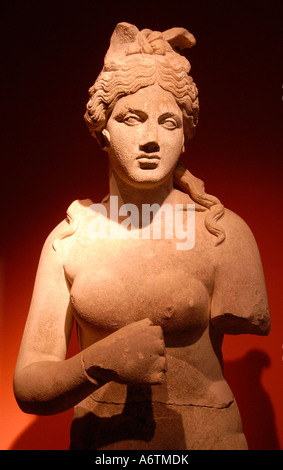 Antica statua romana di Afrodite del II secolo d.C. esposta al Museo Archeologico di Antalya situato a Konyaaltı, Turchia di Antalya Foto Stock