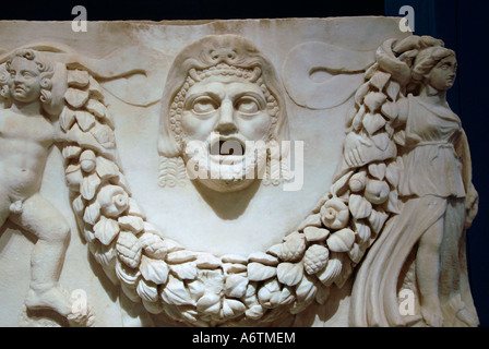 Rilievo romano sarcofago scolpito di ghirlande, II secolo D.C. da Perge visualizzati al museo archeologico di Antalya, Turchia Antalya Foto Stock