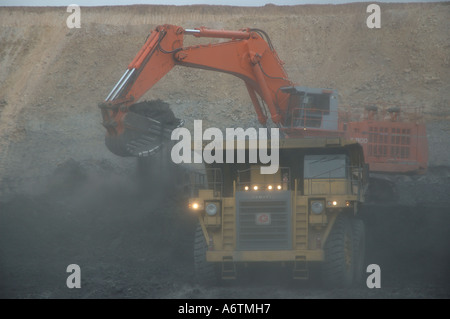 Caricamento escavatore carbone Queensland centrale taglio aperto miniera di carbone Foto Stock