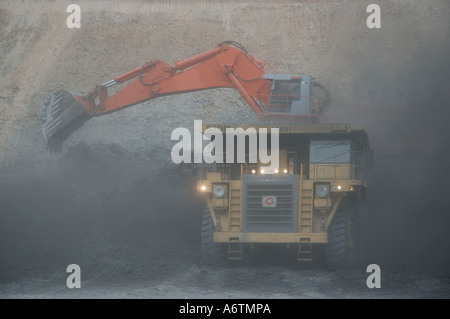 Caricamento escavatore carbone Queensland centrale taglio aperto miniera di carbone Foto Stock