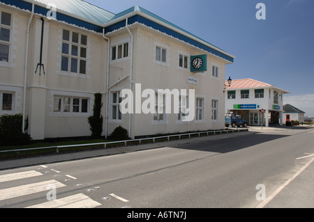 Esterno del municipio e di Standard Chartered Bank su Ross Road, Stanley, capitale delle Isole Falkland Foto Stock