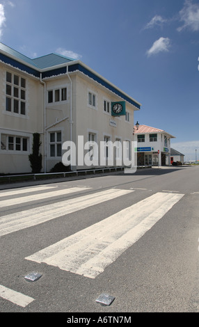 Esterno del municipio e di Standard Chartered Bank su Ross Road, Stanley, capitale delle Isole Falkland Foto Stock