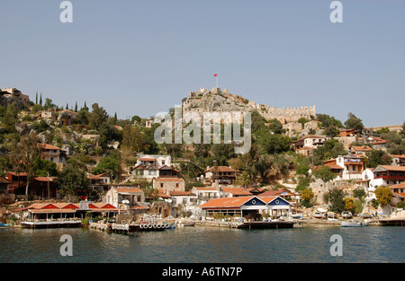 Il villaggio di Kalekoy visto da sud, con il castello bizantino Simena al centro nella provincia di Antalya in Turchia Foto Stock