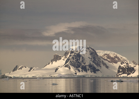 Ghiaccio, neve, Iceberg nei canali lungo la penisola antartica - luce la rottura in prossimità dell'apertura per il passaggio di Drake. Foto Stock