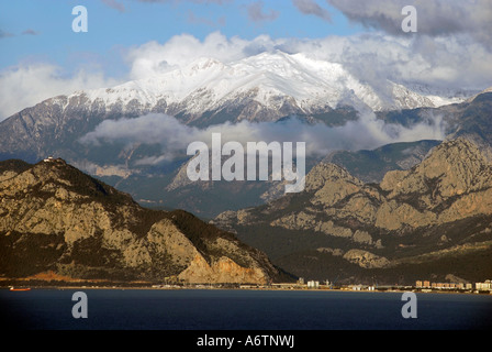 Antalya seacoast con toro o montagne Toros in background. Turchia meridionale Foto Stock