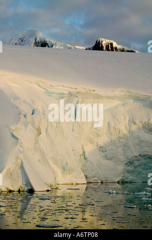 Le gamme della montagna intorno al porto Lockeroy con la luce della sera e nuvole di rottura Foto Stock