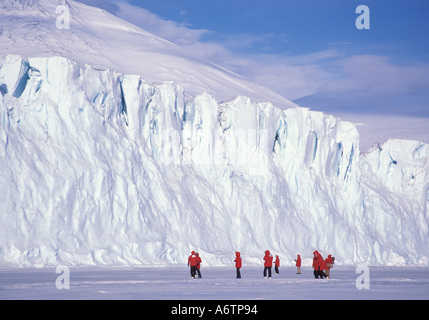 L'Antartide, Ross Island, McMurdo Sound, osservatori ai piedi del ghiacciaio Barne Foto Stock