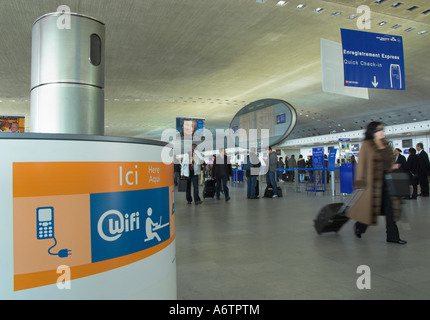 Francia Paris CDG aeroporto close up display che indica la disponibilità di connessioni per computer nel terminale F con il terminale e dei viaggiatori Foto Stock