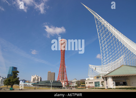Giappone Central Honshu Kansai porto di Kobe Meriken park view con il Kobe Maritime Museum e Torre di Porto Foto Stock