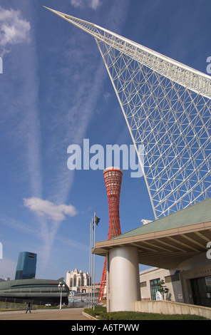 Giappone Central Honshu Kansai porto di Kobe Meriken park view con il Kobe Maritime Museum e Torre di Porto Foto Stock
