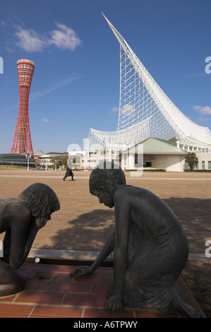 Giappone Central Honshu Kansai porto di Kobe Meriken park view con figure in bronzo di due bambini che giocano marmi con la Kobe Mar Foto Stock
