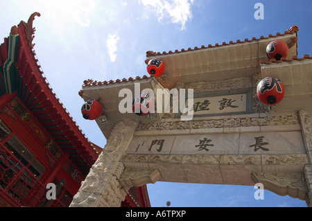 Giappone Central Honshu Kansai Kobe Nankinmachi Chinatown chiusura del cancello di ingresso e il tipico tetto chinees Foto Stock