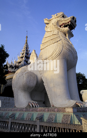 Asia, Myanmar, Mandalay Mandalay Hill. Un immenso pietra intagliata lion custodisce il SW ingresso al Mandalay Hill Foto Stock