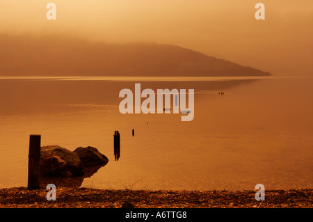 Vista del Loch Lomond al crepuscolo con nebbia sulle colline lontane da ROWARDENNAN LODGE Stirling Scozia Scotland Foto Stock