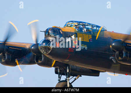 Primo piano della cabina di pilotaggio di Avro Lancaster bombardiere in volo poco dopo il decollo a Royal International Air Tattoo 2005 JMH2734 Foto Stock