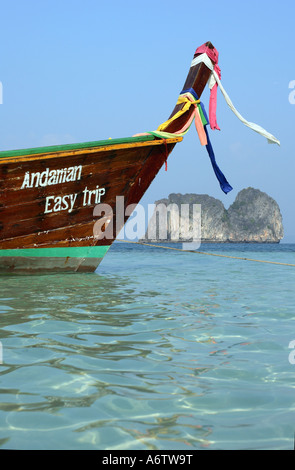 Longtail boat presso l'isola di Koh Ngai Koh (HAI) - Mare delle Andamane in Thailandia, Asia Foto Stock