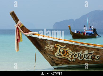 Longtail imbarcazioni presso l'isola di Koh Kradan - Mare delle Andamane in Thailandia, Asia Foto Stock