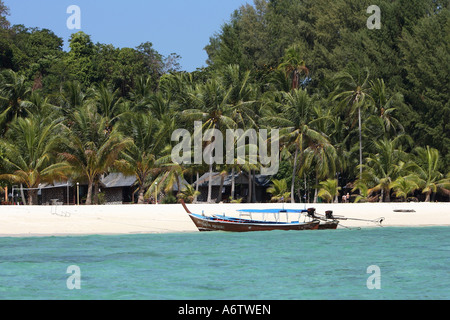 Longtail boat di fronte spiaggia di sabbia dell'isola di Koh Lipe all'interno Tarutao National Park - Mare delle Andamane, Thailandia, Asia Foto Stock