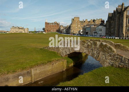 Il Swilcan Ponte sul vecchio tracciato St Andrews in Scozia Foto Stock